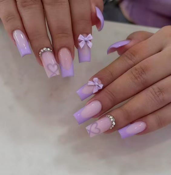 Kunstnagelset mit eleganten 3D-Schleifen und Glitzerdetails Brehn