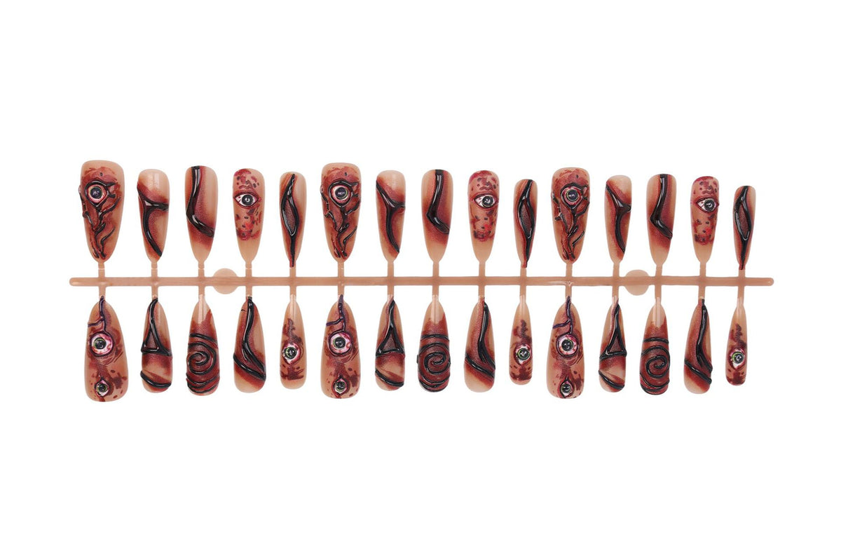 Kreatives Kunstnagelset mit gruseligem Design Brehn