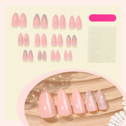 Kreatives Kunstnagelset mit zarten Blüten- und Glitzerakzenten Brehn