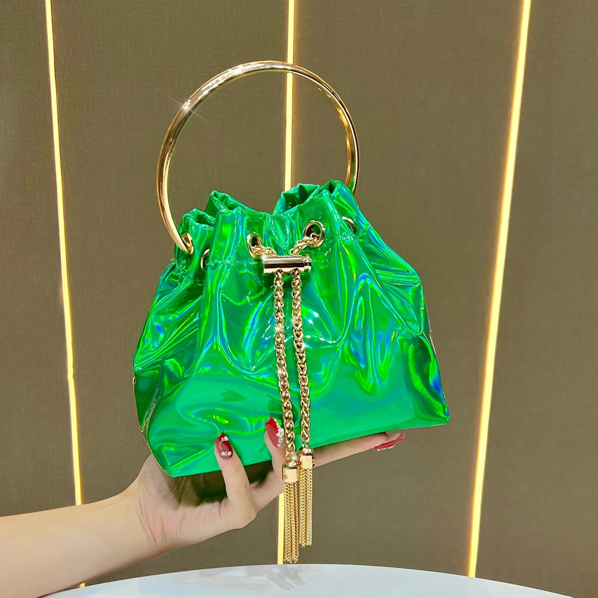 Bucket-Handtasche mit metallischen Details