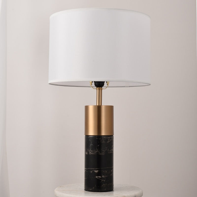 Schlanke moderne minimalistische Tischlampe