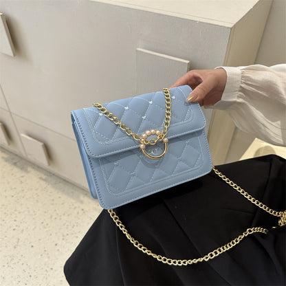 Elegante gesteppte Handtasche mit Ketten-Detail