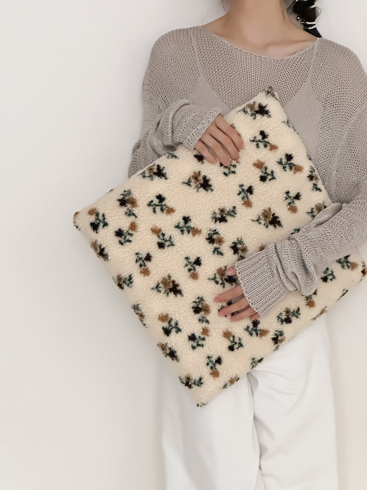 Oversize Sherpa-Clutch mit floraler Bouclé-Optik
