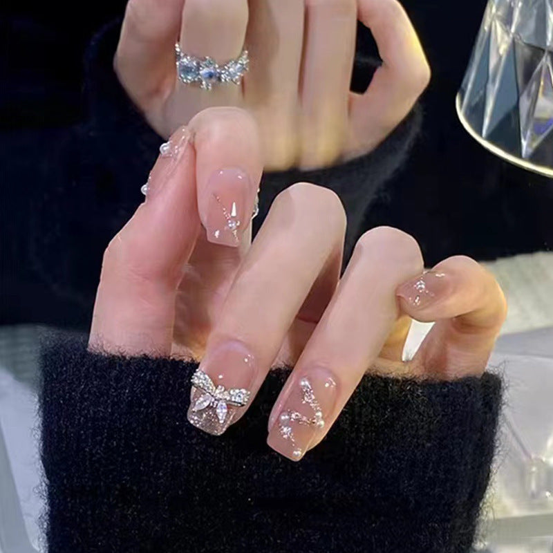 Kunstnägel im eleganten Design mit 3D-Schmetterlingen und Glitzerakzenten Brehn