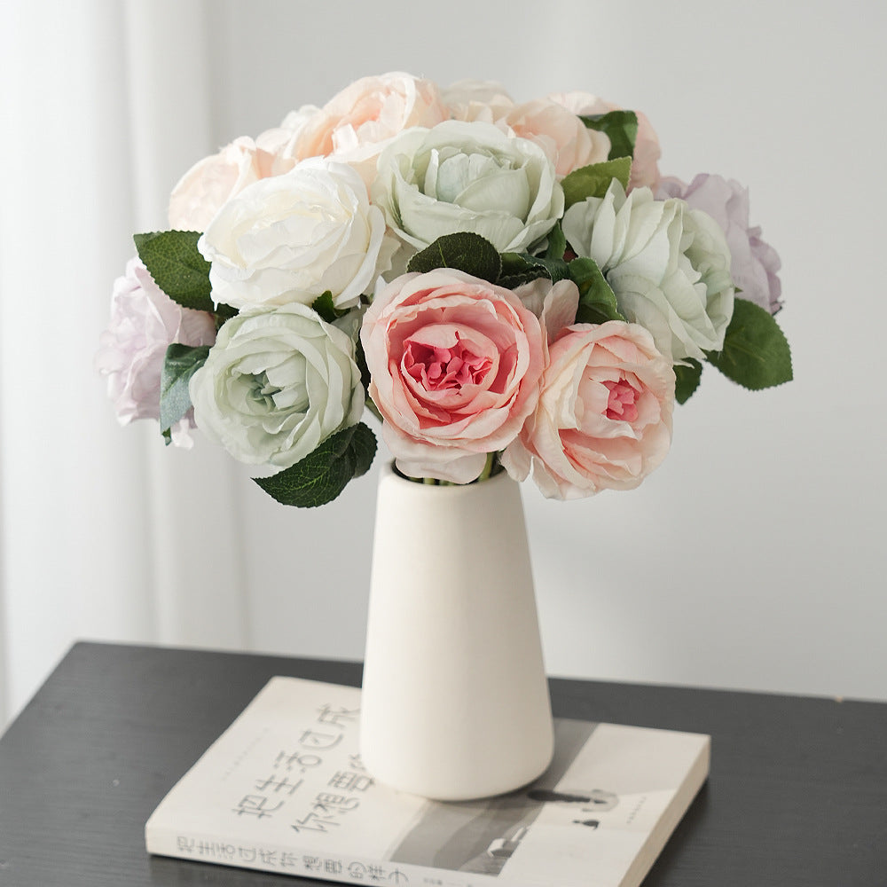 Lebensechte florale Tischdekoration