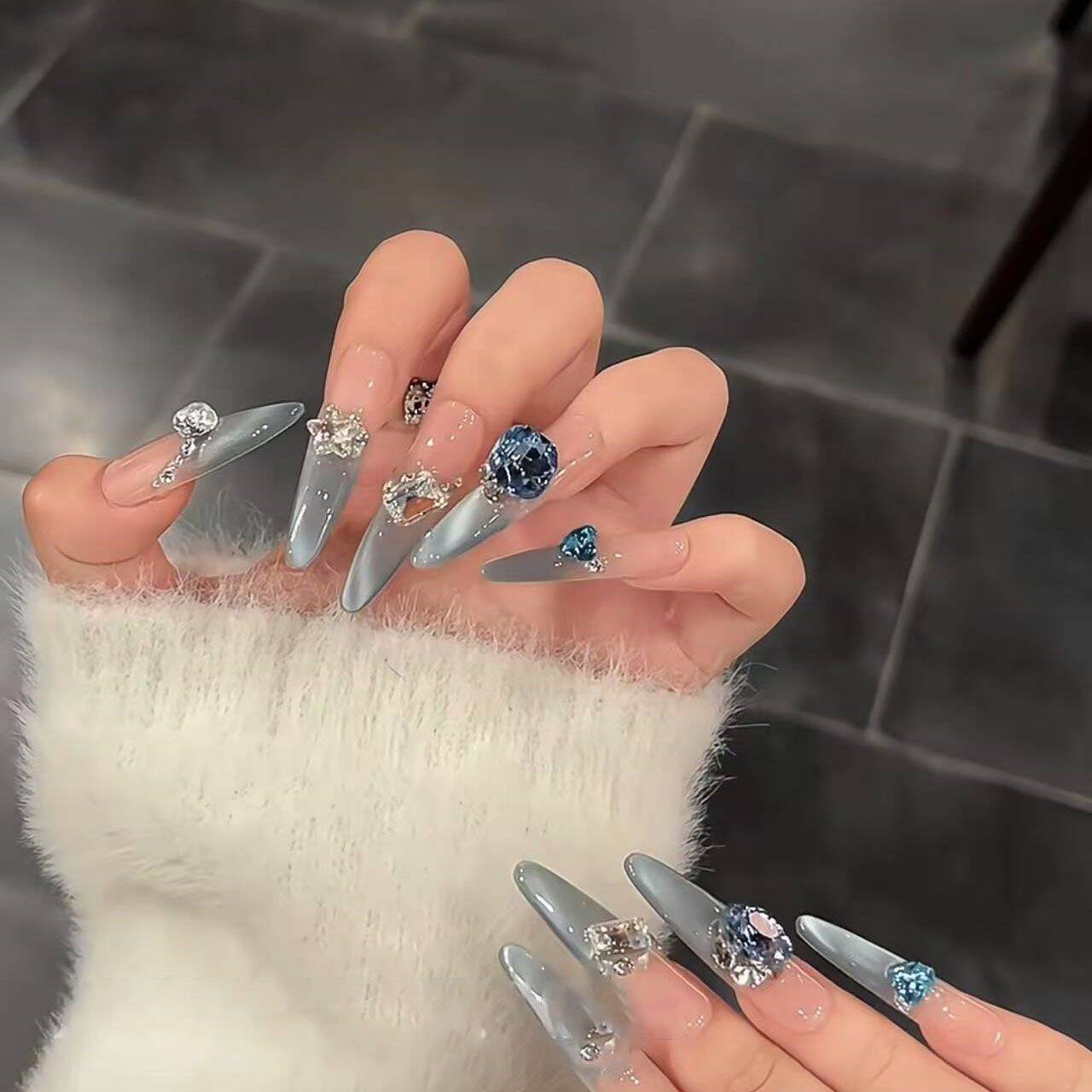 Glamouröse Stiletto-Nagelerweiterungen mit Kristallen Brehn