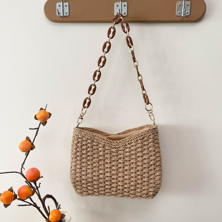 Handgefertigte Strohtasche mit Goldenen Kettendetails Brehn