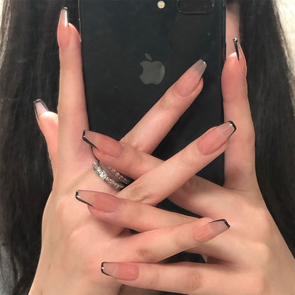 Kunstvolle Stiletto-Nägel mit eleganter Schwarzspitzenverzierung Brehn