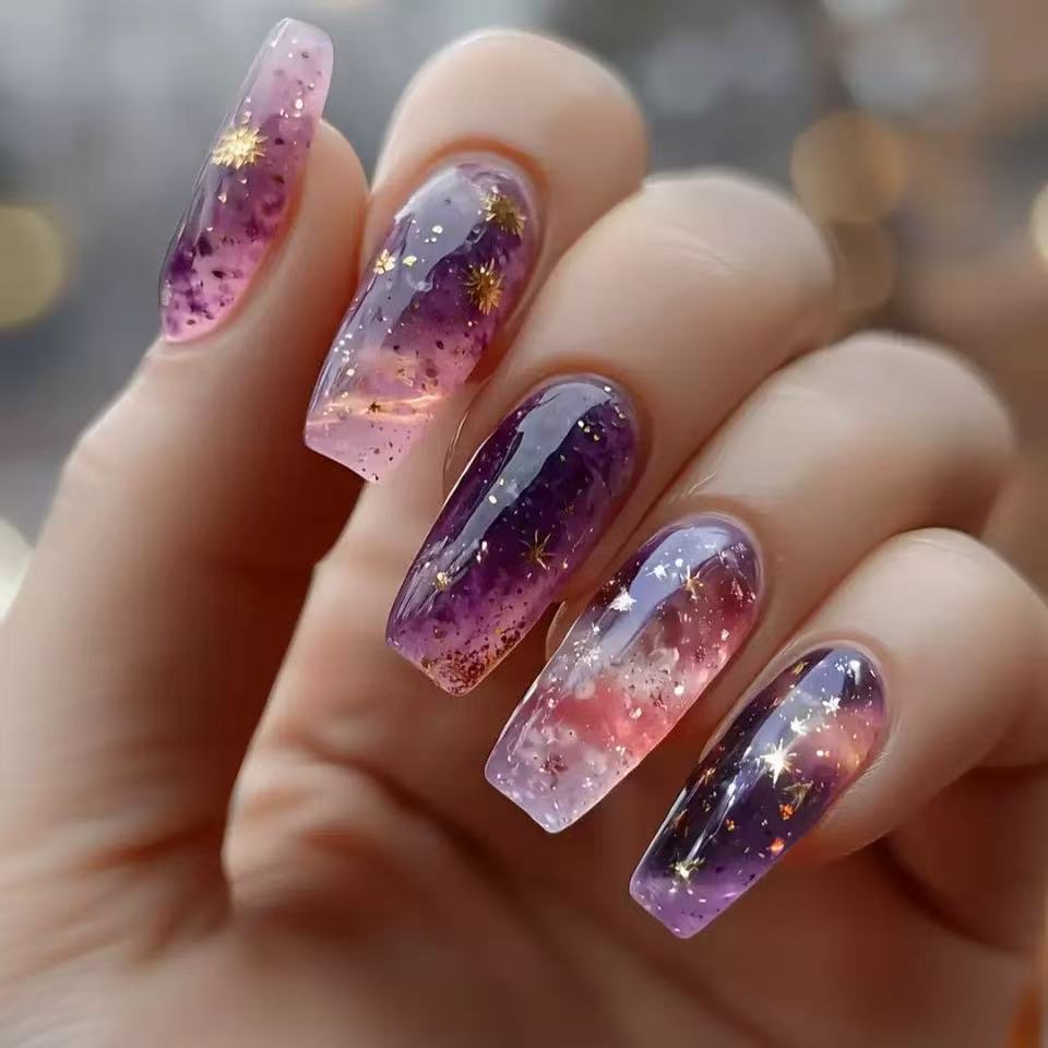 Glitzernde Kunstnagelspitzen im Galaxie-Design Brehn