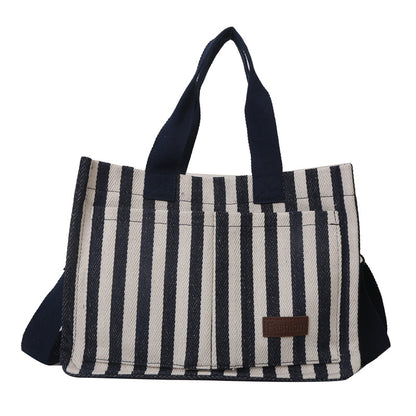 Stylische gestreifte Stofftasche