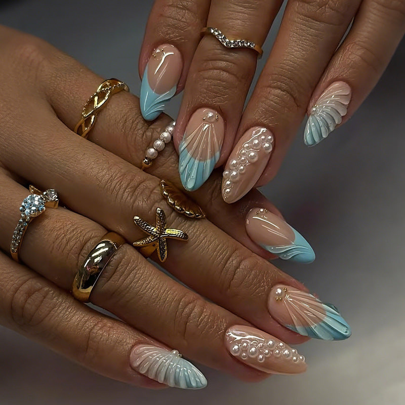 Kunstnagelset mit eleganten Muschel- und Perlenverzierungen Brehn
