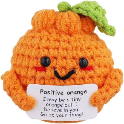 Plüschknuffel mit Weihnachtsmannhut und Schal