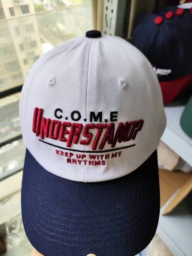 Frauen Playful Bestickte Statement Cap Brehn
