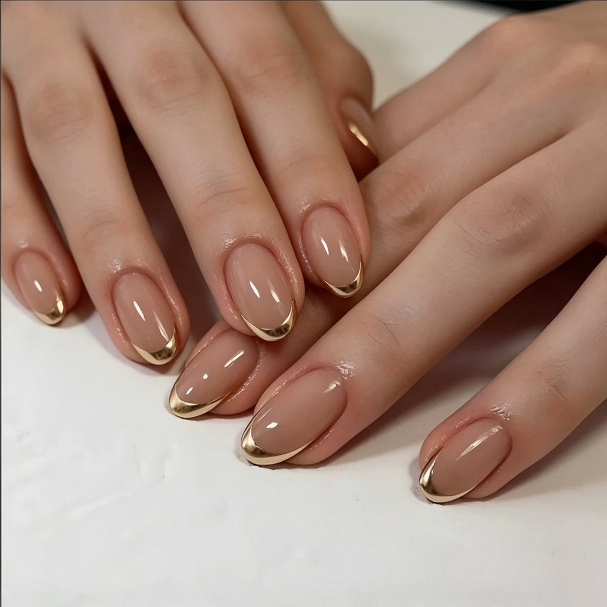 Elegante Metallic French Tip Nagelverzierung Brehn
