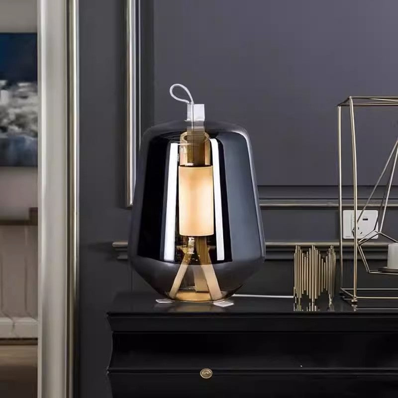 Moderne Tischlampe mit transparentem Glas-Schirm