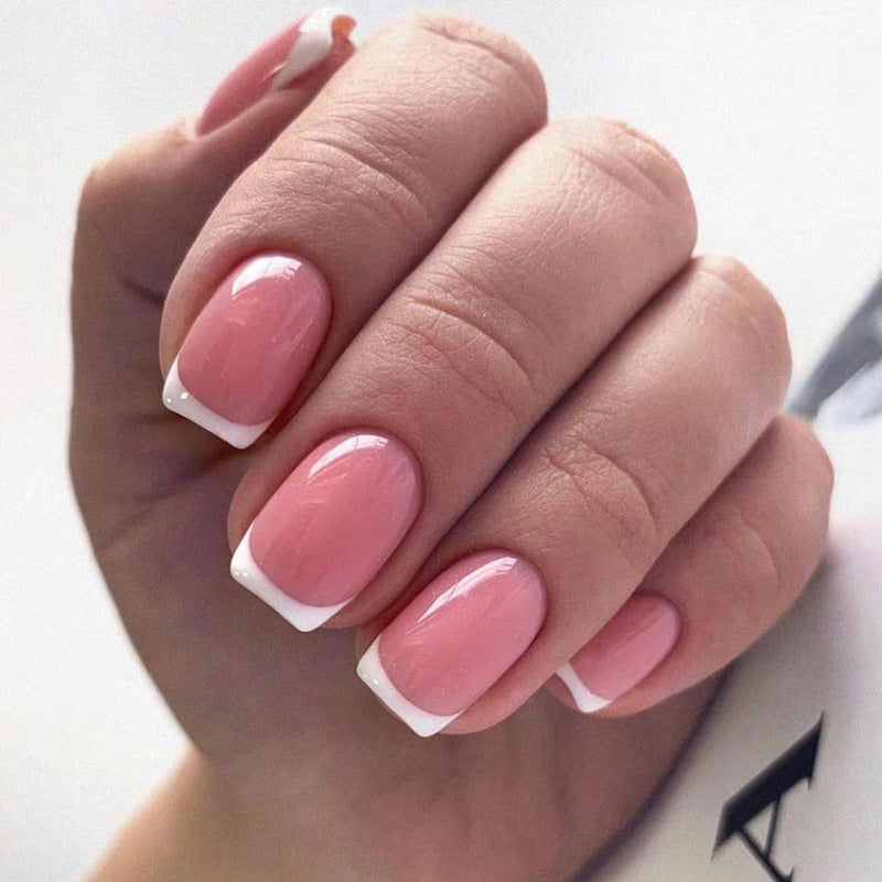 Elegante Nagelkunst mit French Tip Design Brehn