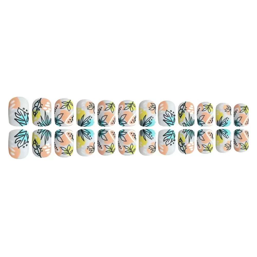 Kunstnagelset mit floralen Akzenten und kreativem Design Brehn