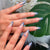 Künstlerisches Press-On Nagelset mit modernem abstraktem Design Brehn