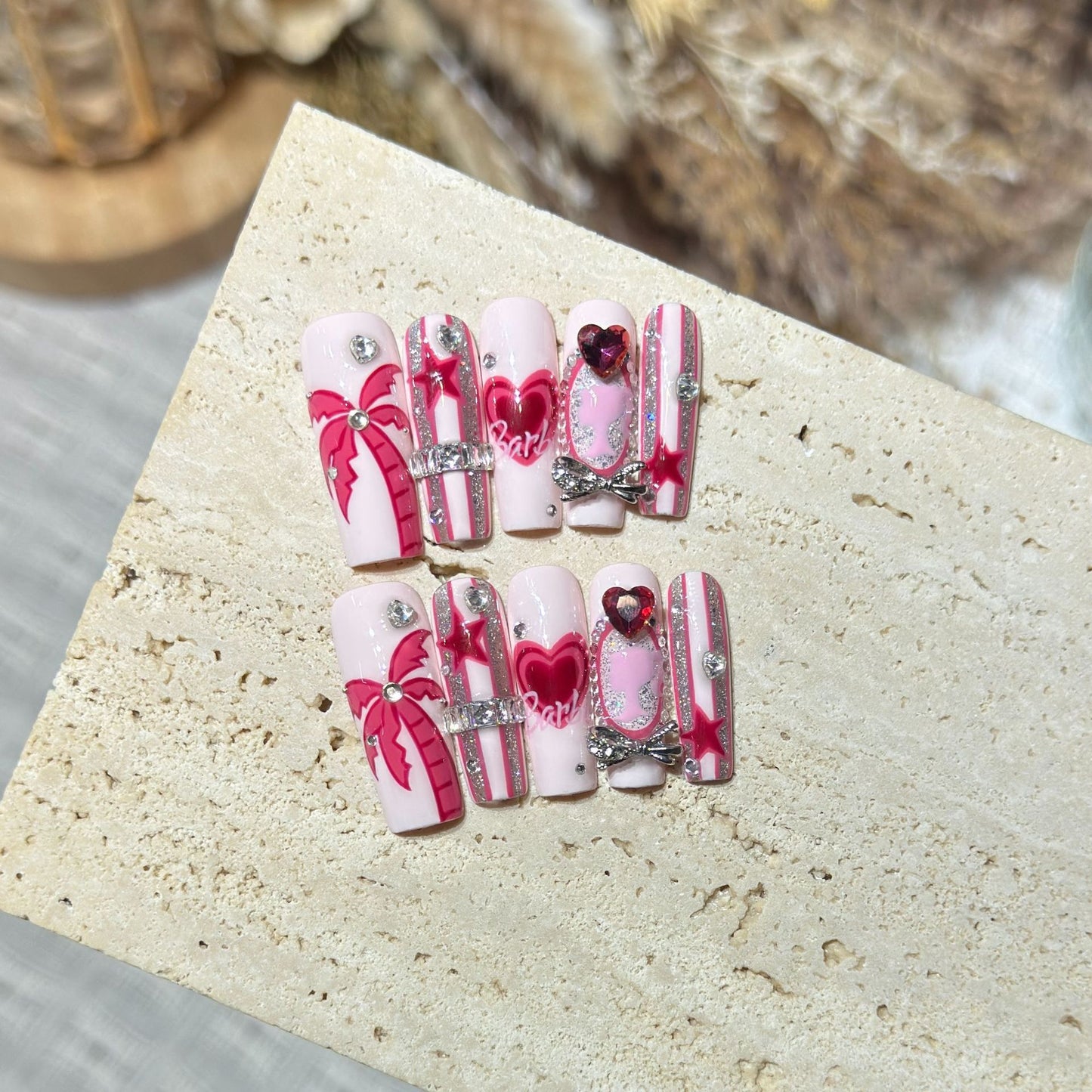 Künstlerisches Press-On Nail Set mit verspielten Herz- und Palmendesigns Brehn