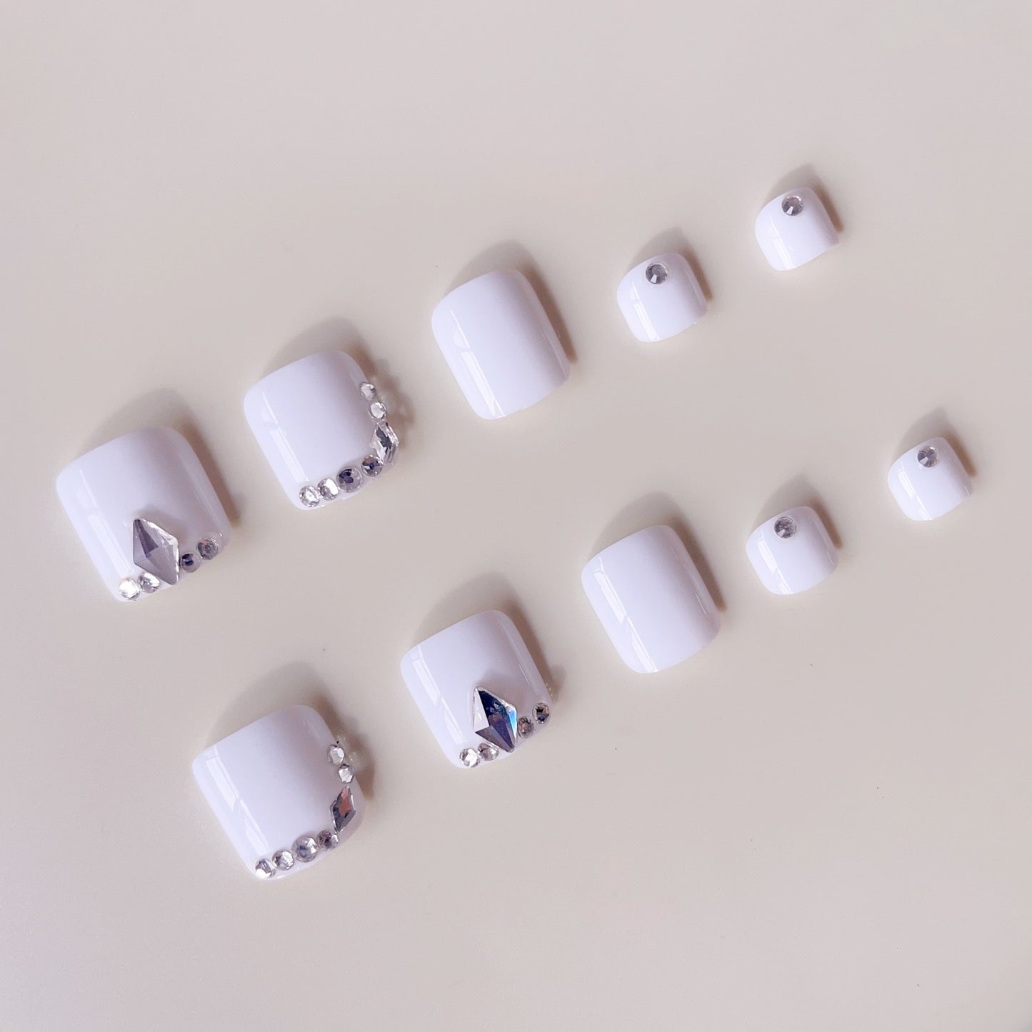Fußnagelkunst mit strassverzierten Akzenten Brehn