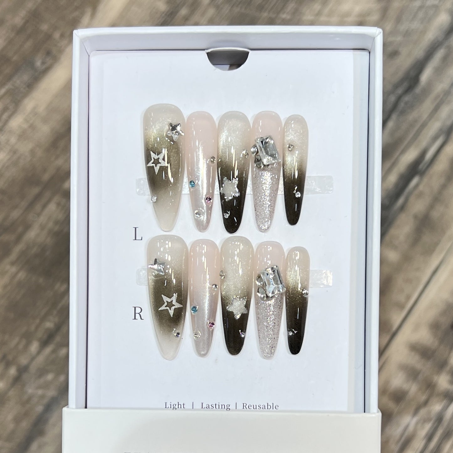 Künstlerisches Stiletto Press-On Nagelset mit dekorativen Rauten Brehn