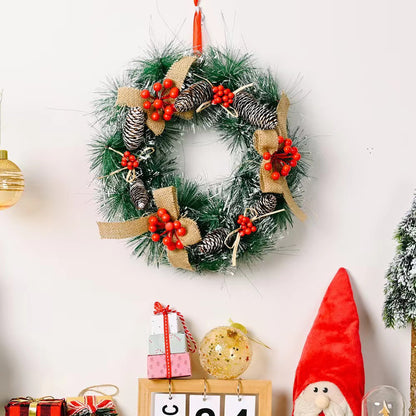 Festlicher Weihnachtskranz mit Tannenzapfen und Beeren Brehn