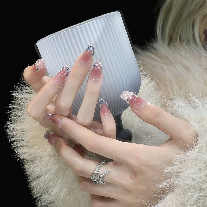 Kunstnagelset mit glamourösen 3D-Verzierungen und schimmernden Akzenten Brehn