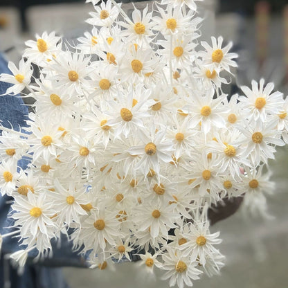 Vibrant künstlicher Blumenstrauß mit stilvoller Verpackung