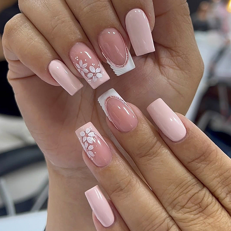Dekoratives Press-On Nagelkunstset mit floralen Designs Brehn