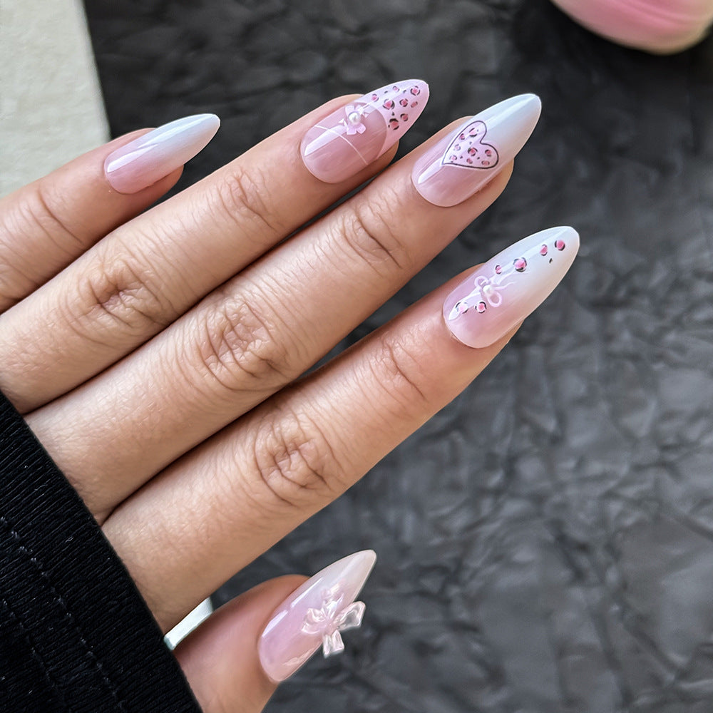Künstlerisches Herz-verziertes Press-On Nagelset Brehn