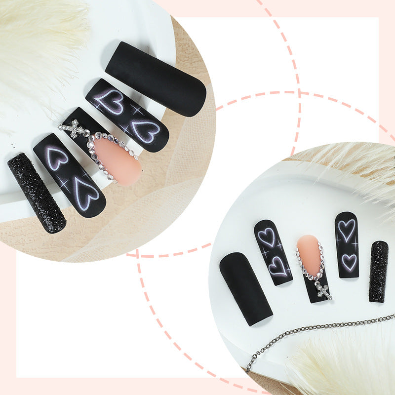 Kunstnagelset mit eleganten Glitzer- und Herzdesigns Brehn