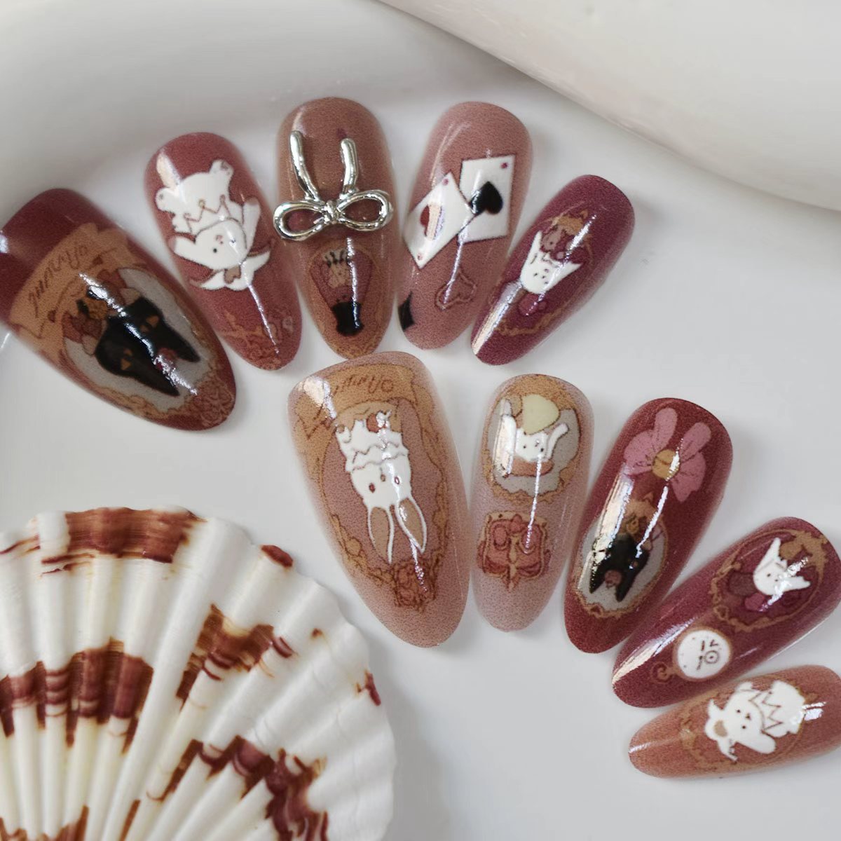 Künstlerische Nagelkunst Brehn