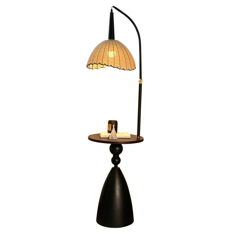 Elegante Bogenstehlampe mit integriertem Beistelltisch