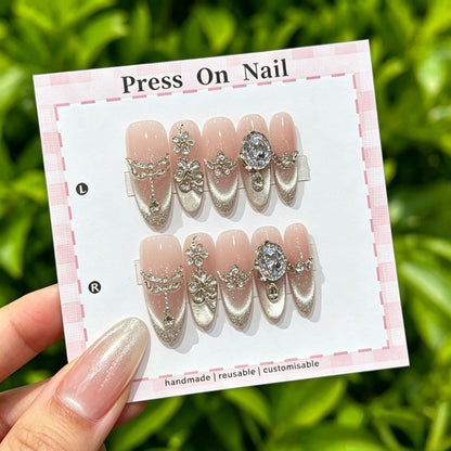 Künstlerisches Press-On Nail Art Set mit niedlichen Charakteren und Schleifenakzenten
