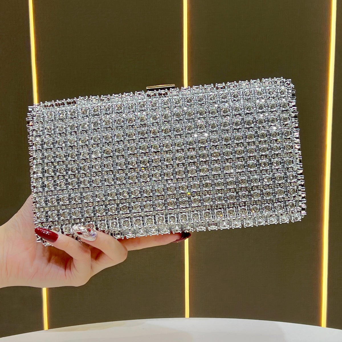 Edelstein-besetzte Abendclutch