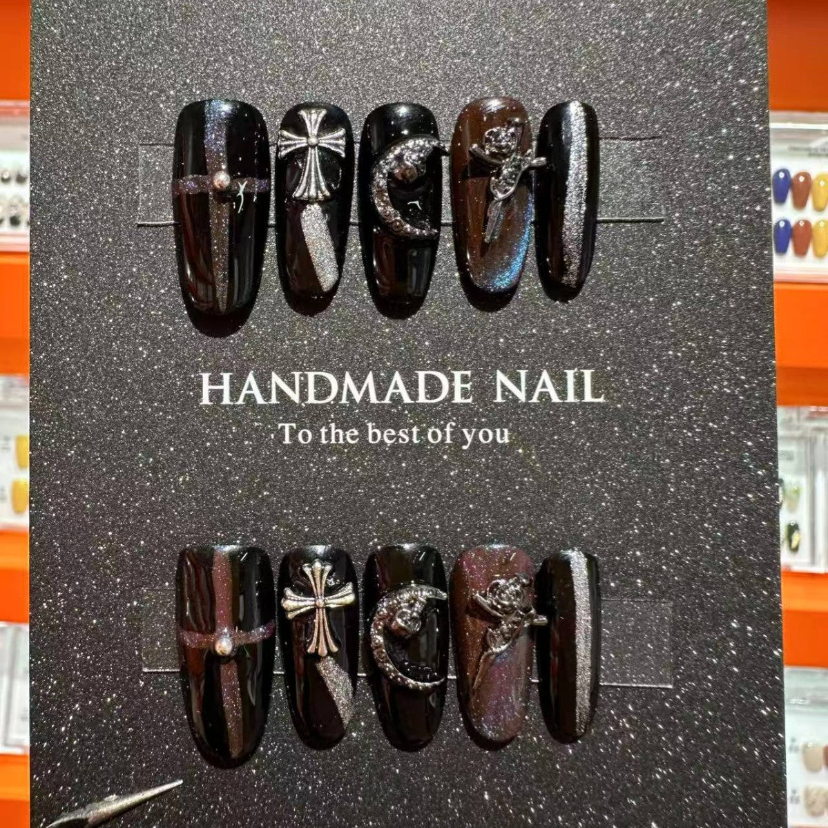 Künstlerisches Handgemachtes Press-On Nagelkunstset mit dekorativen metallischen Akzenten