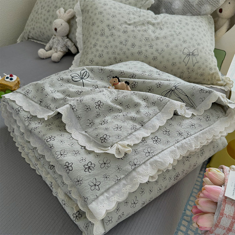 Damen Kuschelige Tagesdecke mit verspieltem Blumenmuster Brehn