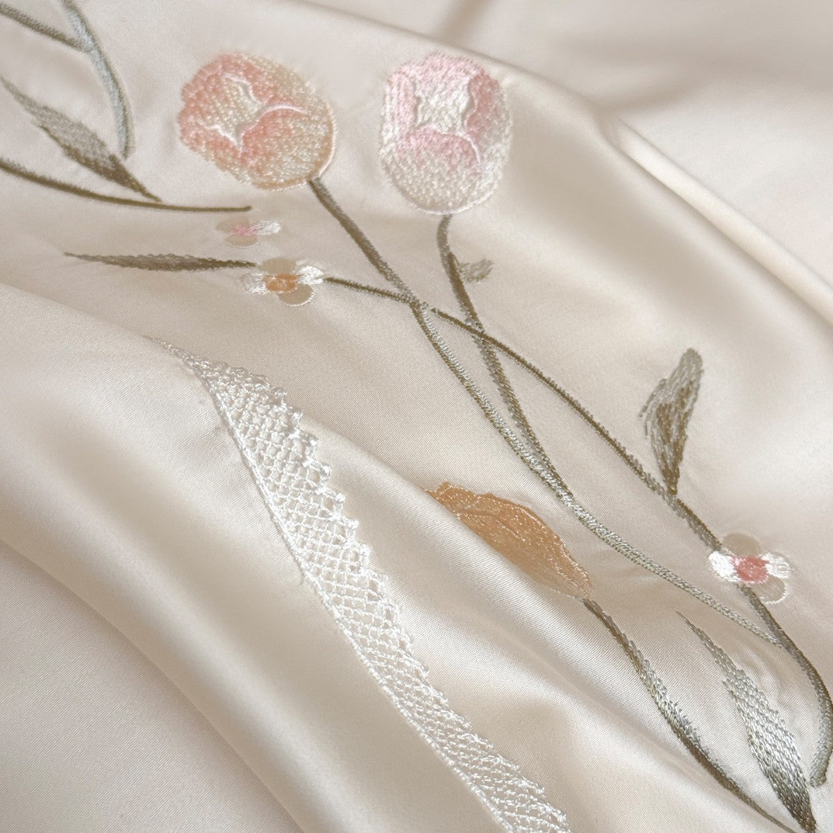 Besticktes Satin-Effect Floral Bettbezug Set mit Rüschenspiess und Kissenbezügen