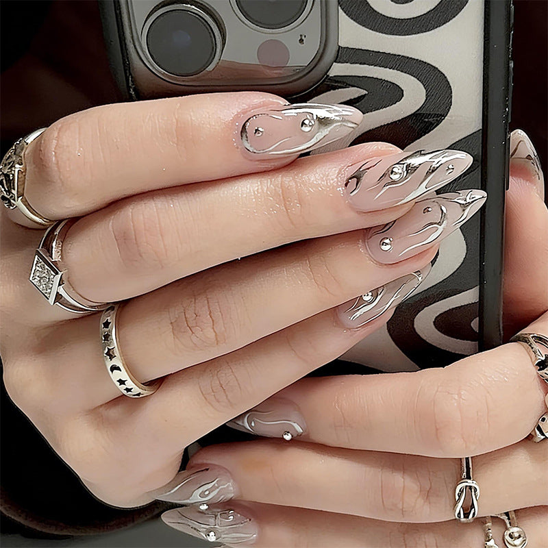 Kunstvolle Nageldesigns mit Glitzerakzenten Brehn