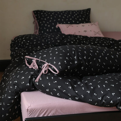 Bettwäsche-Garnitur aus Baumwoll-Satin mit kleinem Kirschdessin und Kissen-Bindebändern