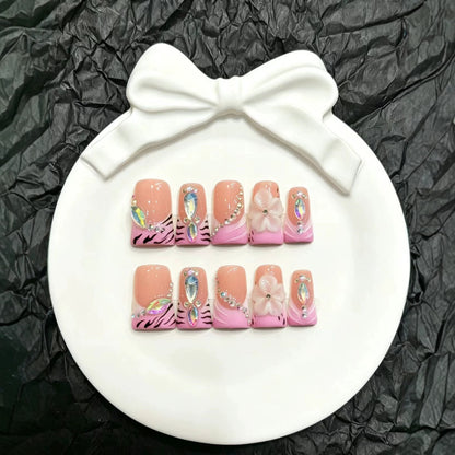 Dekorative Drucknägel mit floralen und Juwelenakzenten