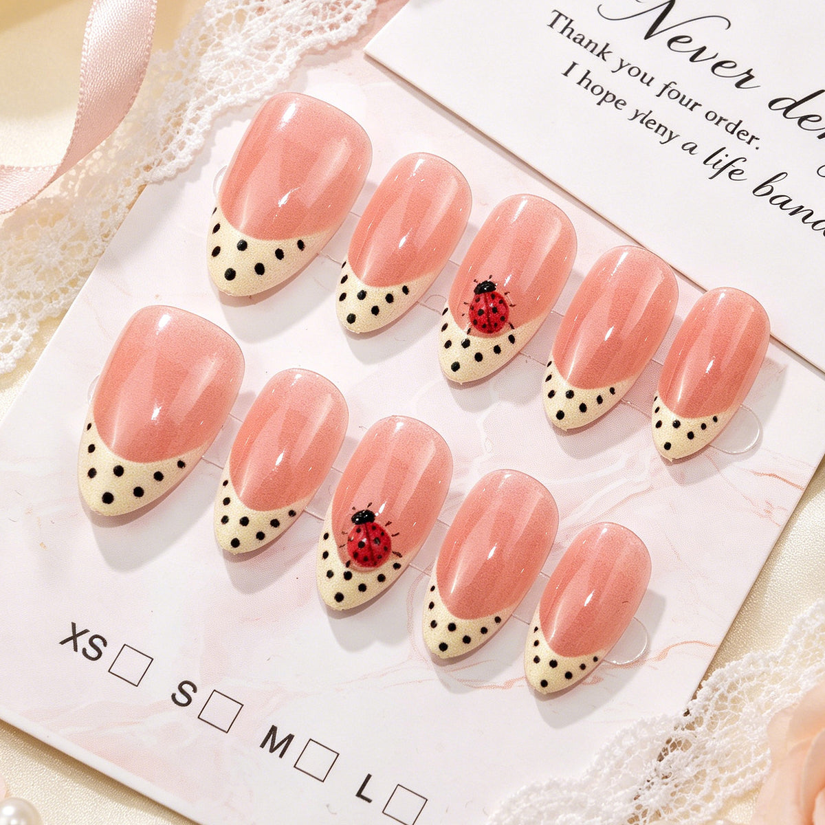 Künstlerisches Press-On Nagelset mit Marienkäfer- und Pünktchen-Design Brehn