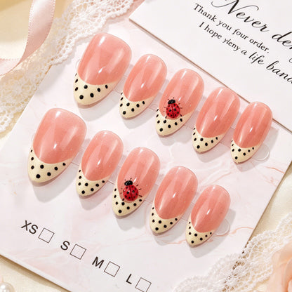 Künstlerisches Press-On Nagelset mit Marienkäfer- und Pünktchen-Design Brehn