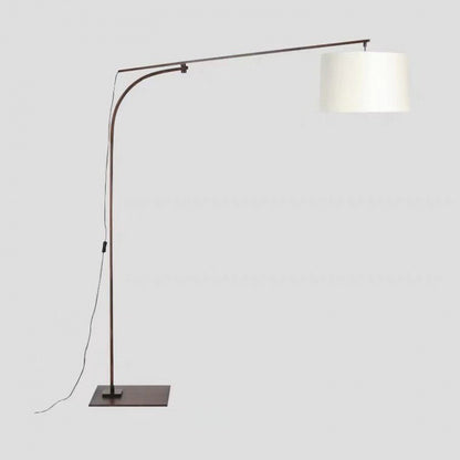 Verstellbare Bogenfußlampe mit elegantem Schirm