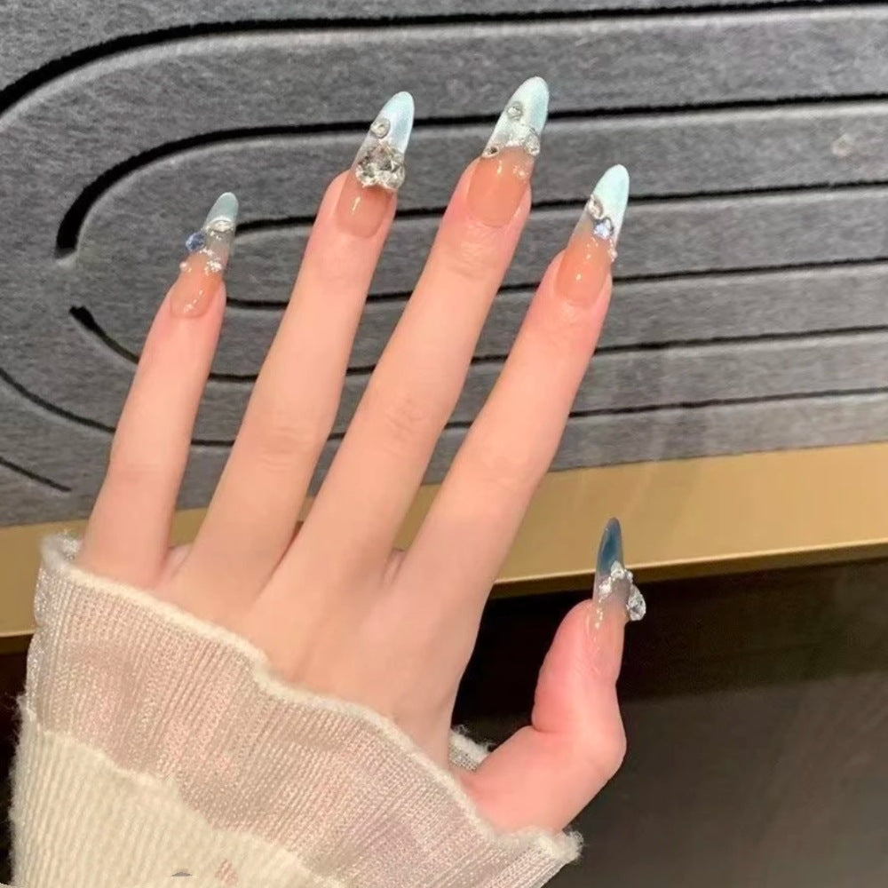 Ombre Stiletto Press-On Nagelkunst mit Schmuckakzenten Brehn