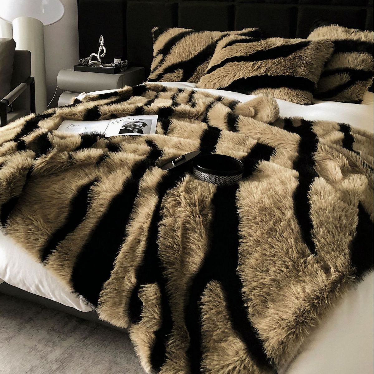 Kunstfell-Bettüberwurf mit Zebra-Muster und Zierkissen-Set