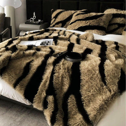 Kunstfell-Bettüberwurf mit Zebra-Muster und Zierkissen-Set