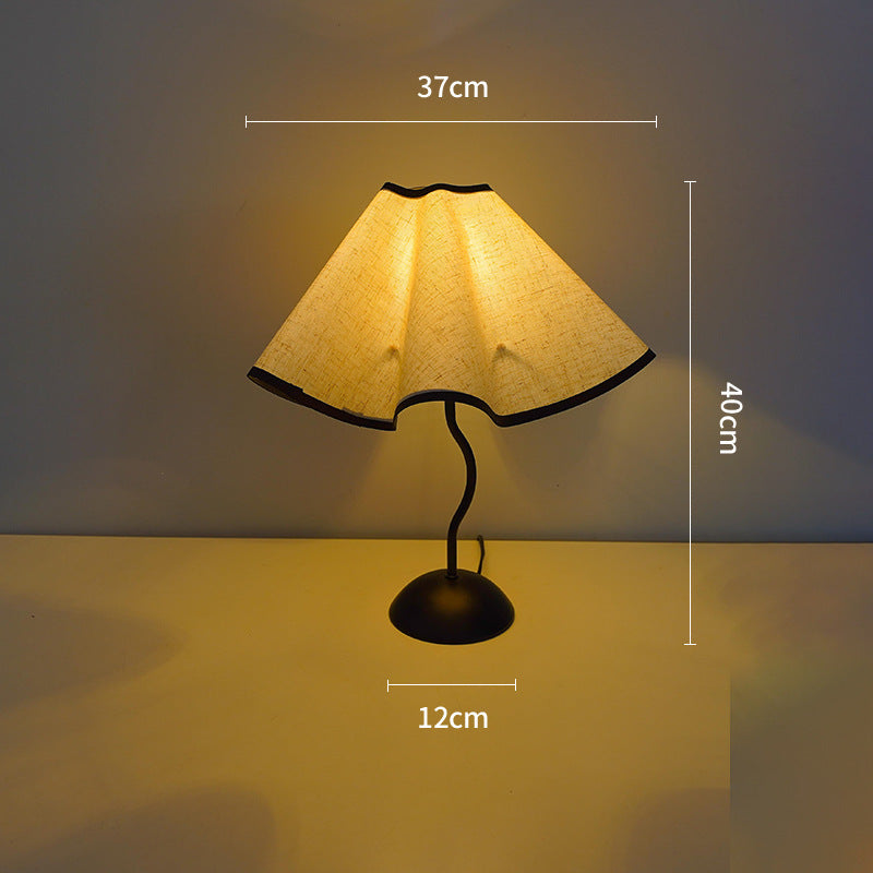 Klassische Stoffschirm Tischlampe