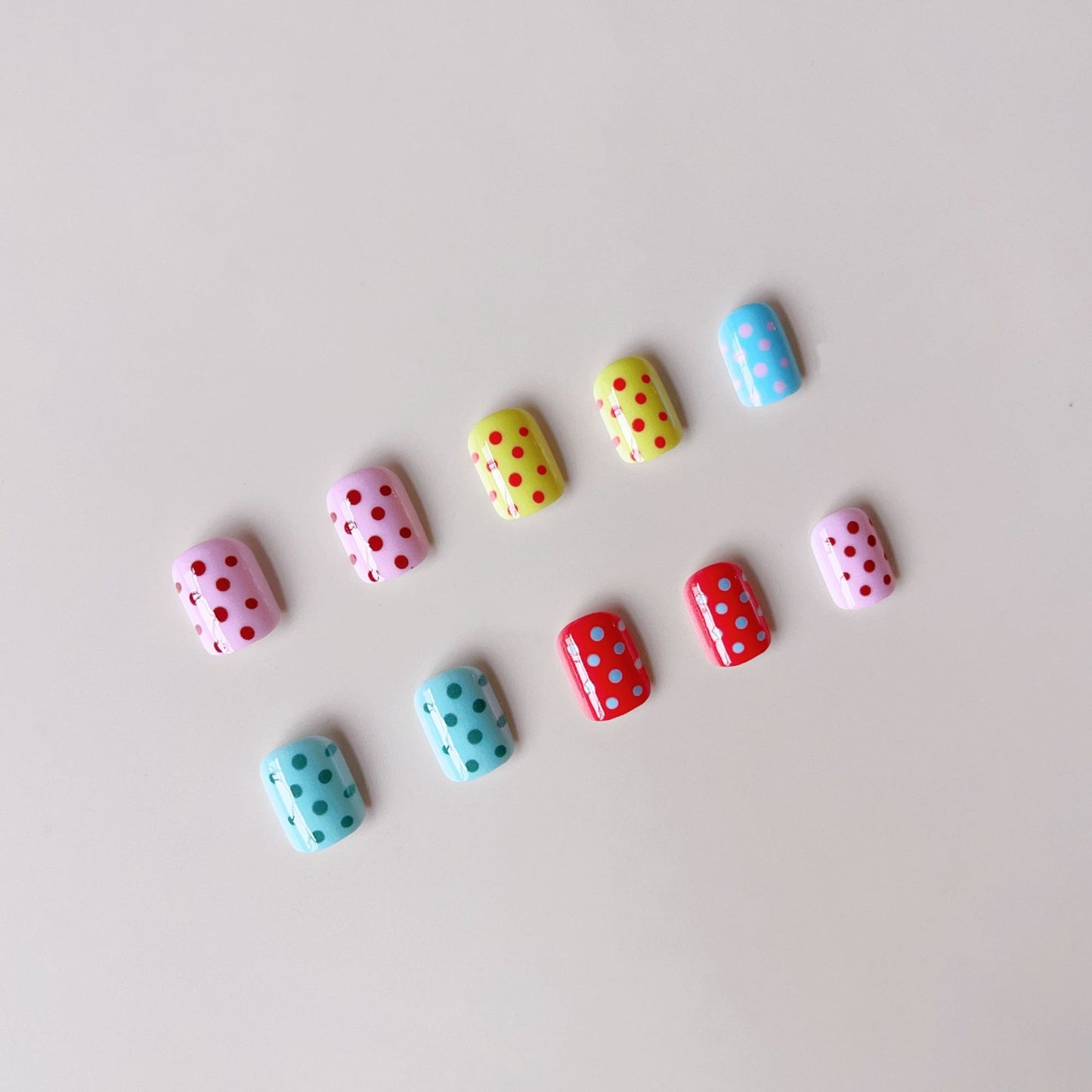 Kunstnagelset mit bunten Punkten und fröhlichen Designs Brehn