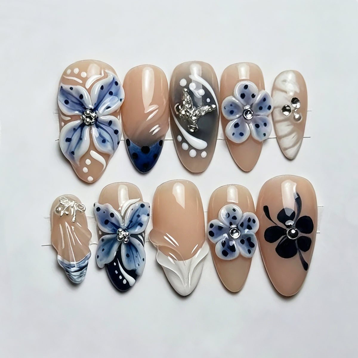 Künstlerisches florales Press-On Nagelkunst-Set mit Schmuckakzenten Brehn